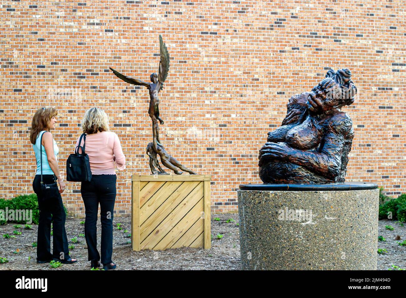 Hampton Virginia, Tidewater Area, Queens Way Sculpture Garden, visitantes mujer mujer mujer mirando admirando arte esculturas, turistas Foto de stock