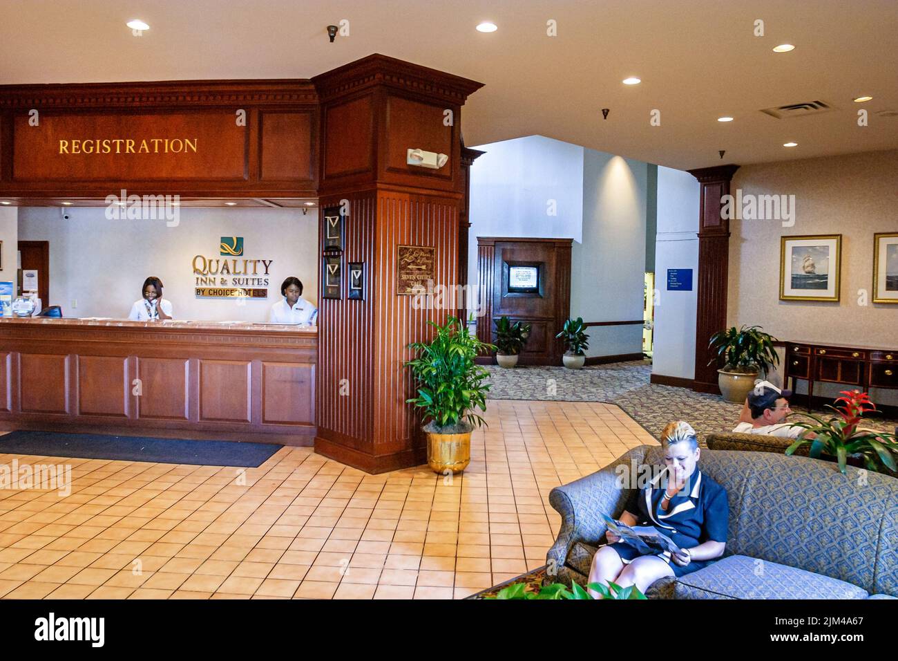 Hampton Virginia, Tidewater Area, Quality Inn & Suites hotel alojamiento inn vestíbulo recepción reservación registro dentro hombre empleados trabajadores Foto de stock
