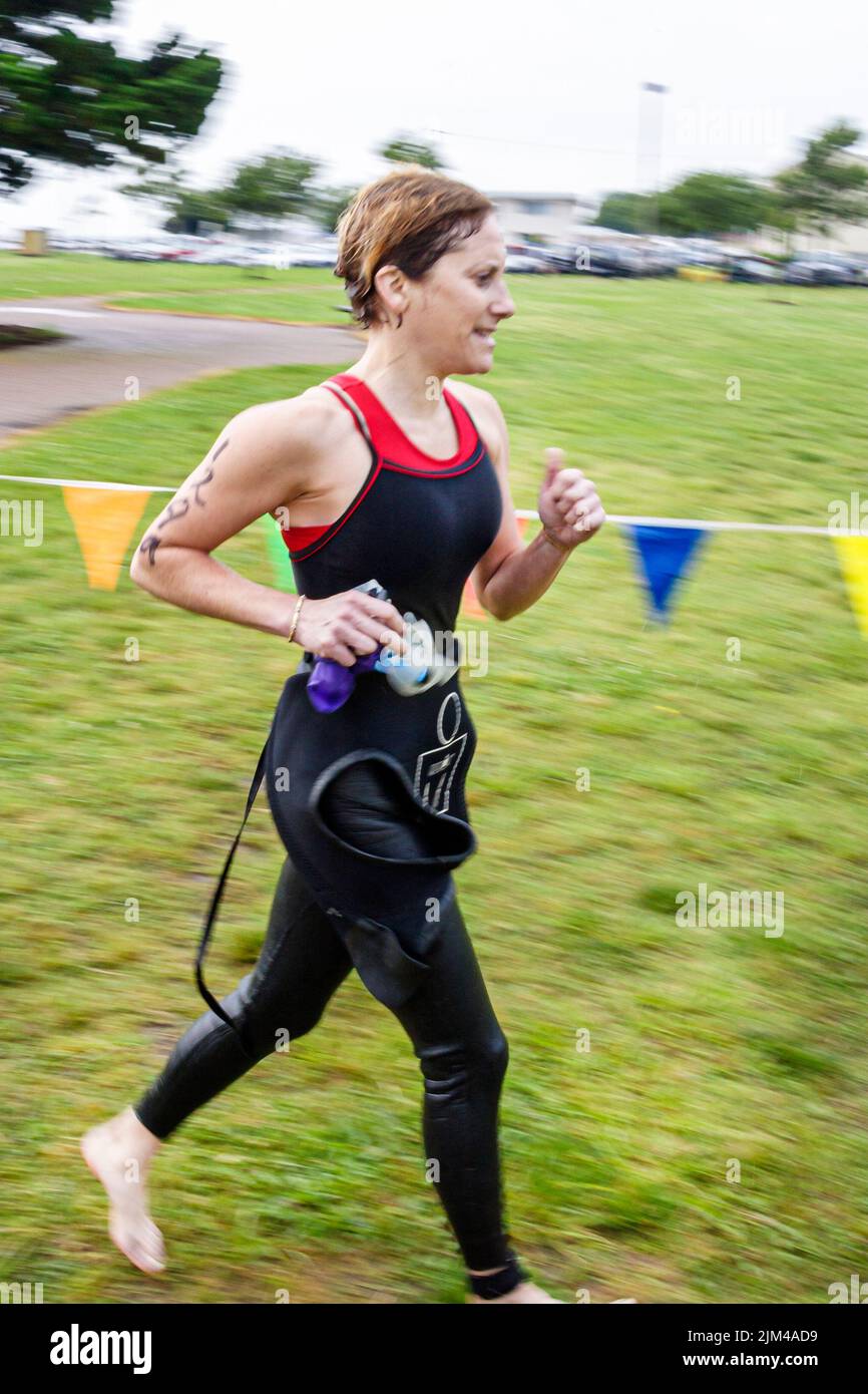 Hampton Virginia, Tidewater Area, Buckroe Beach, Triatlón triamericano, competición anual de competidores, mujer corredora corriendo Foto de stock