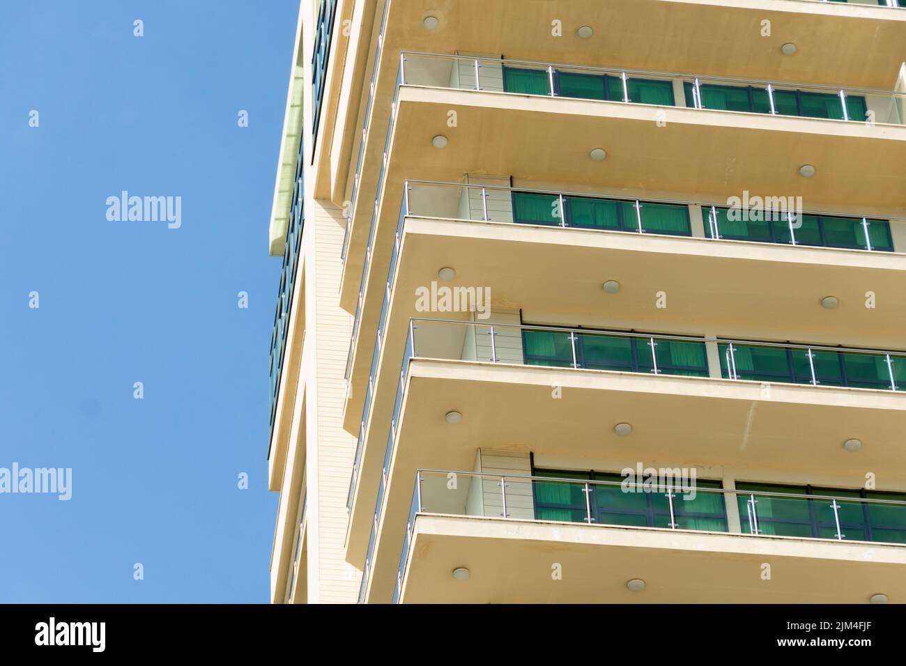 Amplios balcones del hotel en la ciudad turística con cielo azul Foto de stock