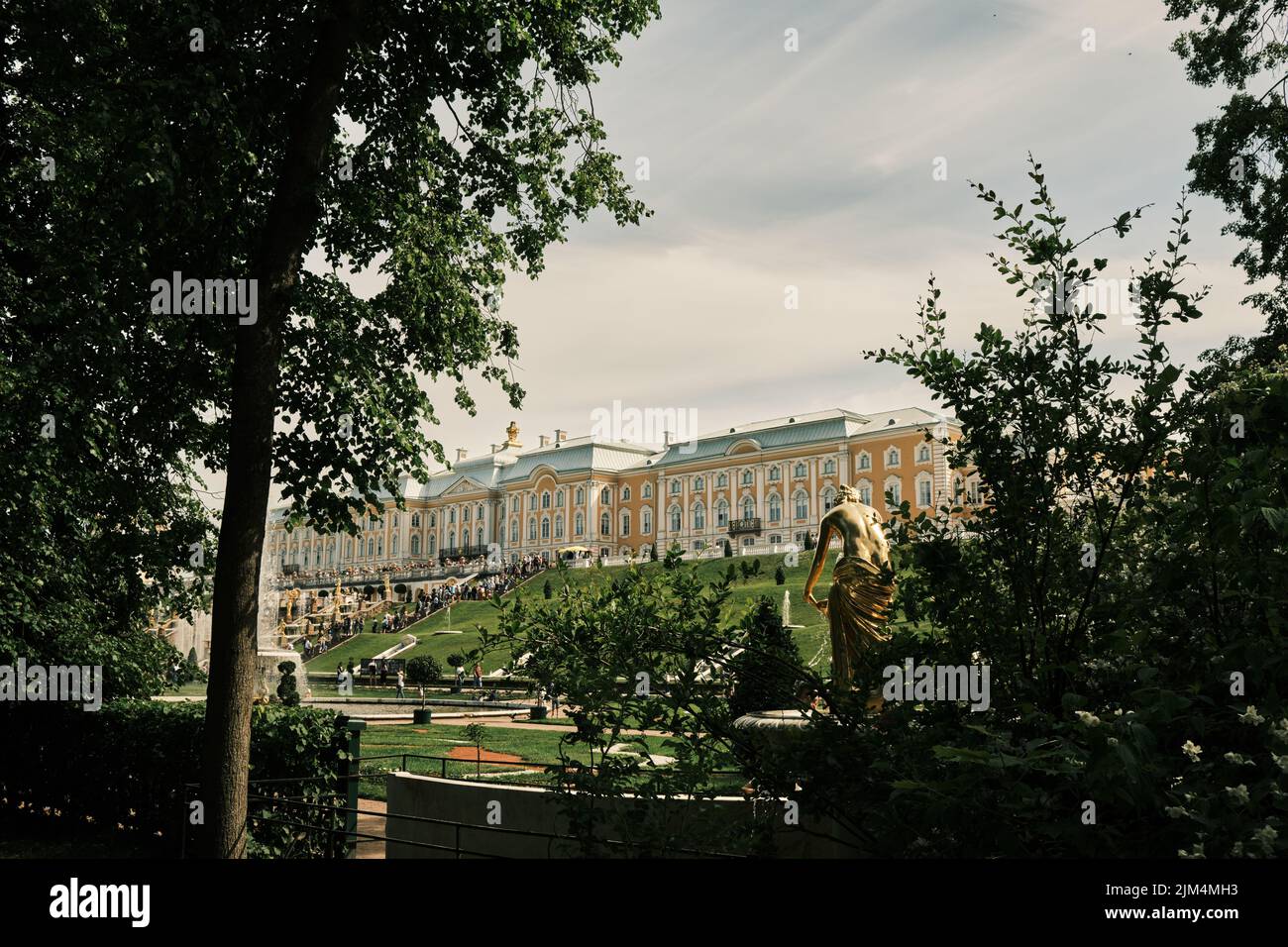 Una hermosa foto del Palacio Imperial en Petergof y fuentes, San Petersburgo, Rusia Foto de stock