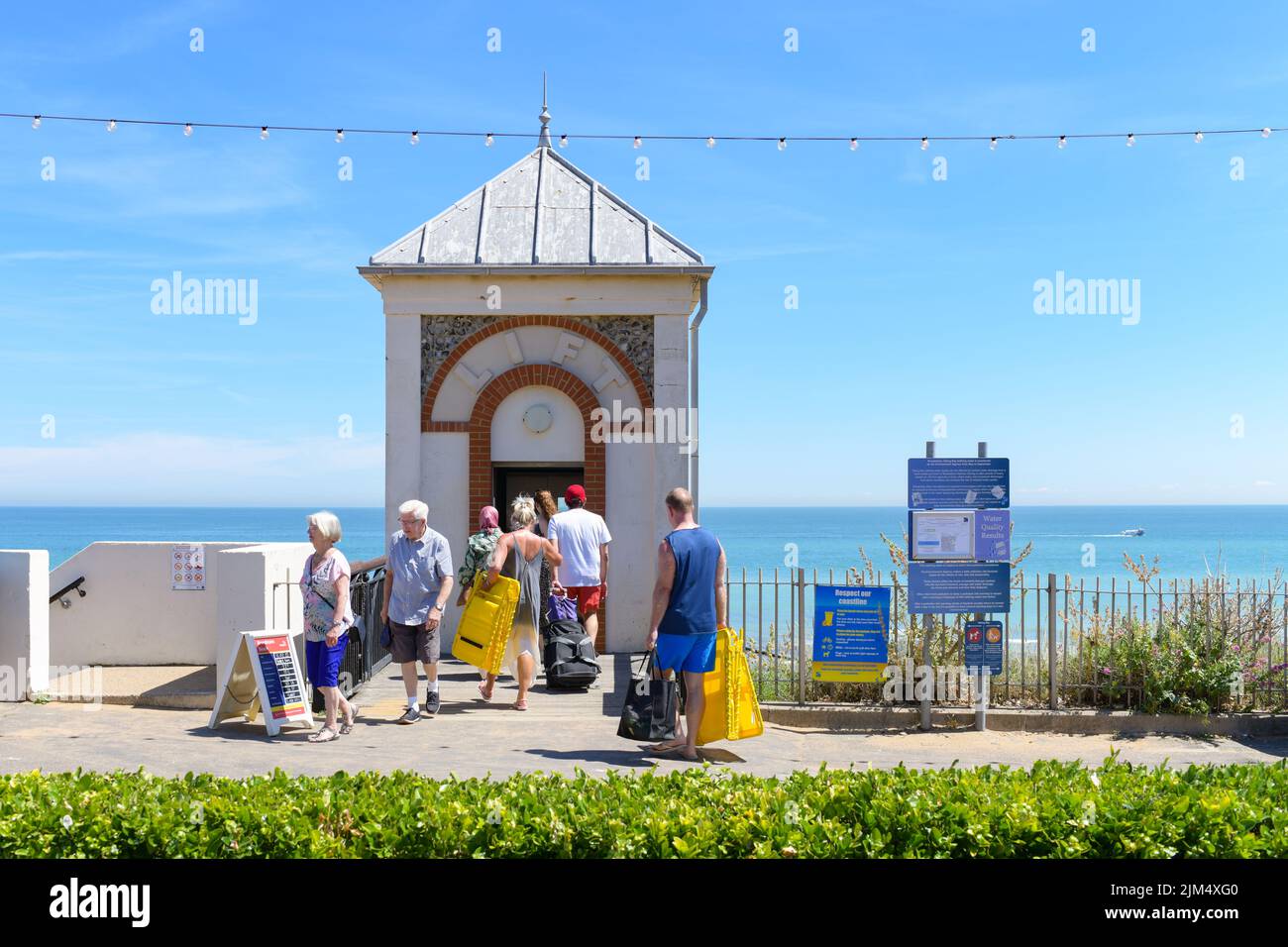 Turistas que toman el ascensor hasta Viking Bay, Broadstairs, Kent, Inglaterra, Reino Unido Foto de stock