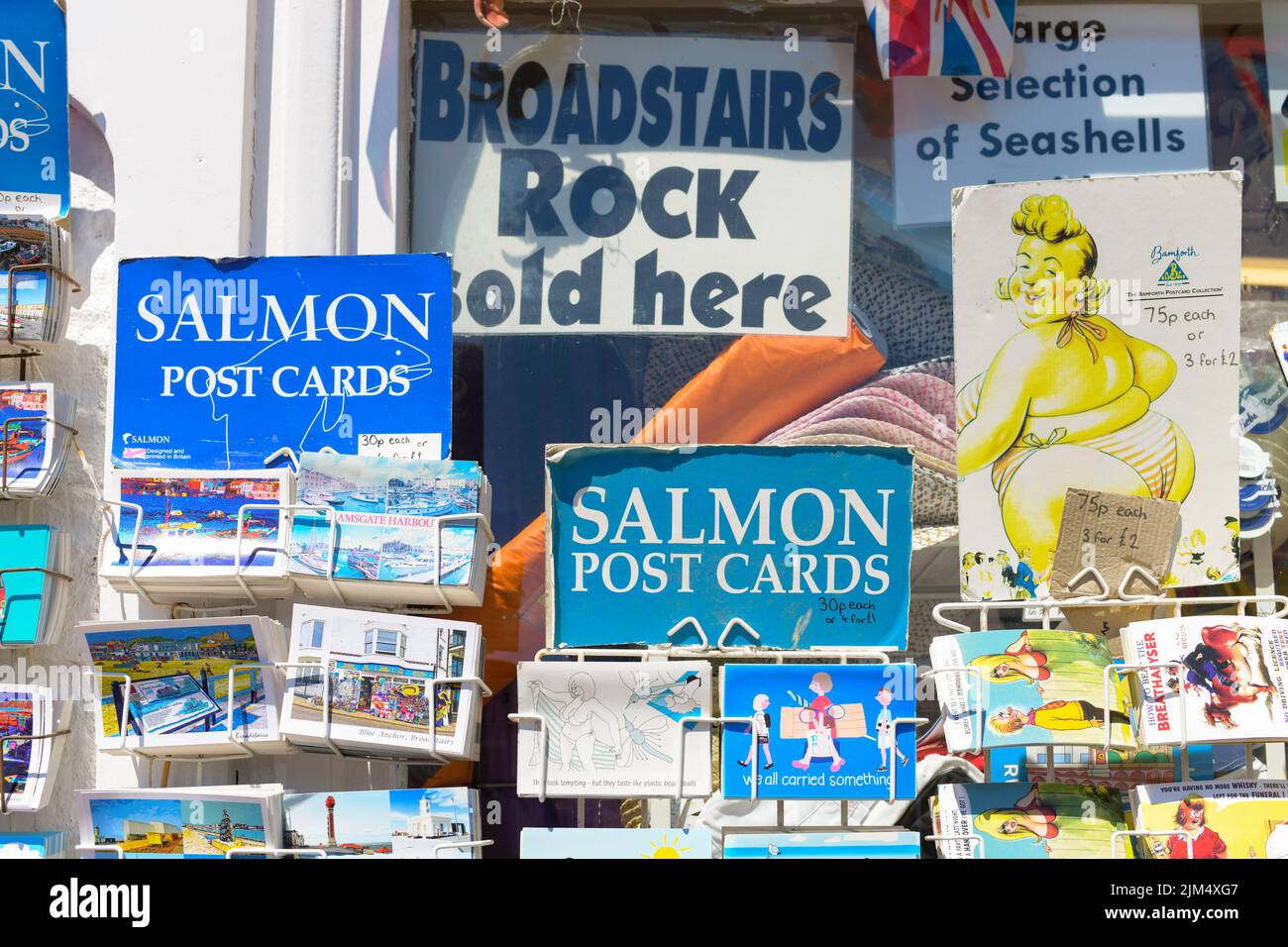 Postal tradicional británica junto al mar fuera de la tienda - Inglaterra, Reino Unido Foto de stock