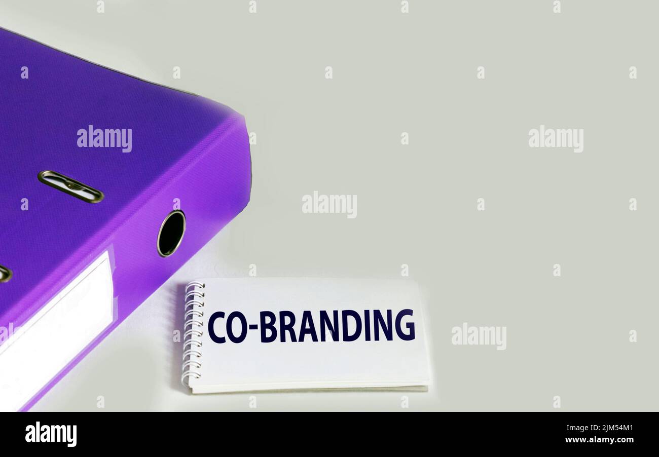 CO-branding palabra en bloc de notas y fondo blanco, concepto Foto de stock