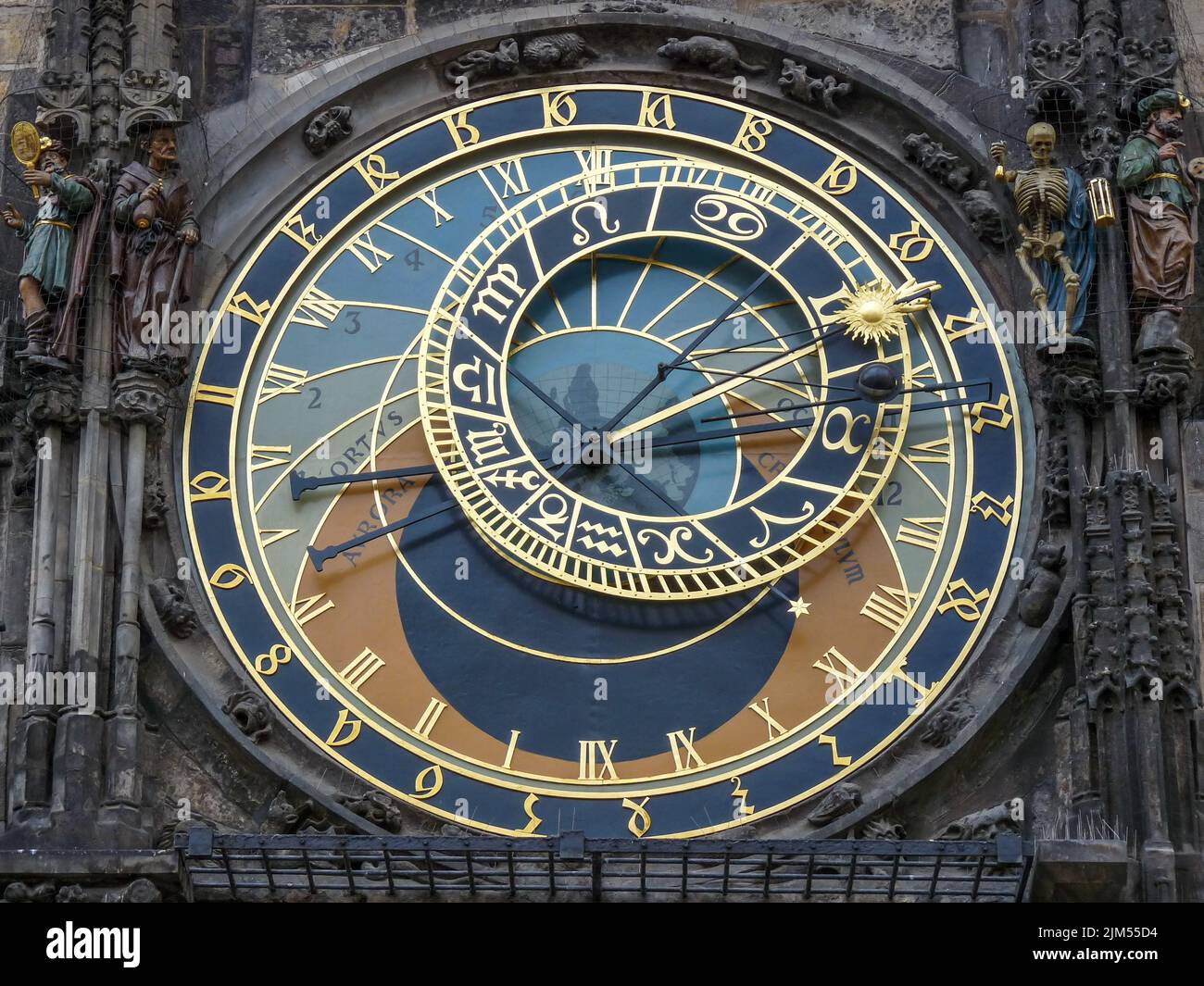 El Reloj Astronómico de Praga adjunto al Ayuntamiento de la Ciudad Vieja en Praga, la República Checa Foto de stock
