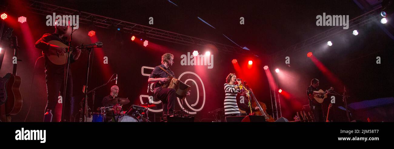 Sidmouth, 4th de agosto de 2022 Kate Rusby encabeza el proyecto de ley en el Festival Folk de Sidmouth mientras celebra 30 años en su papel no oficial como la Reina de la música folclórica británica. Tony Charnock/Alamy Live News Foto de stock