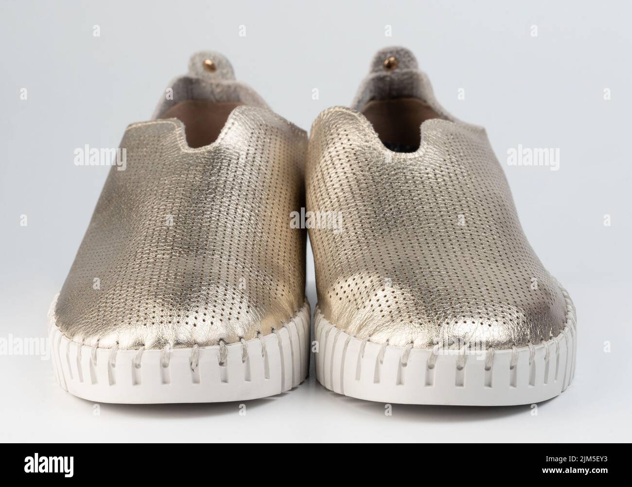 Vista frontal de zapatos de cuero casuales de lujo aislados sobre fondo blanco de estudio Foto de stock
