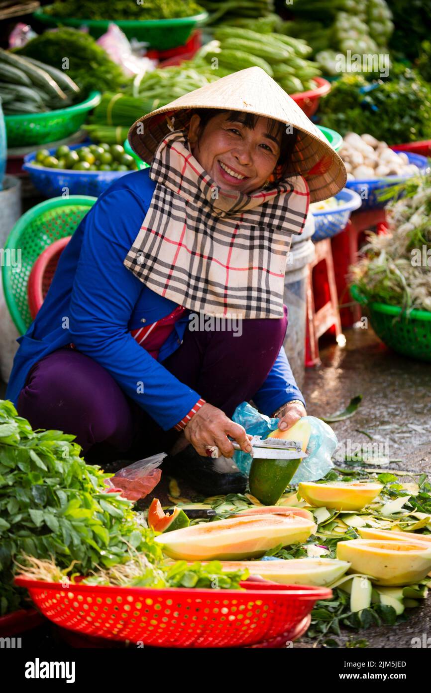 Duong Dong, Isla Phu Quoc, Vietnam - 25 de enero de 2018: Vendedor vietnamita que corta una papaya madura fresca en el Mercado Duong Dong ubicado en Duon Foto de stock