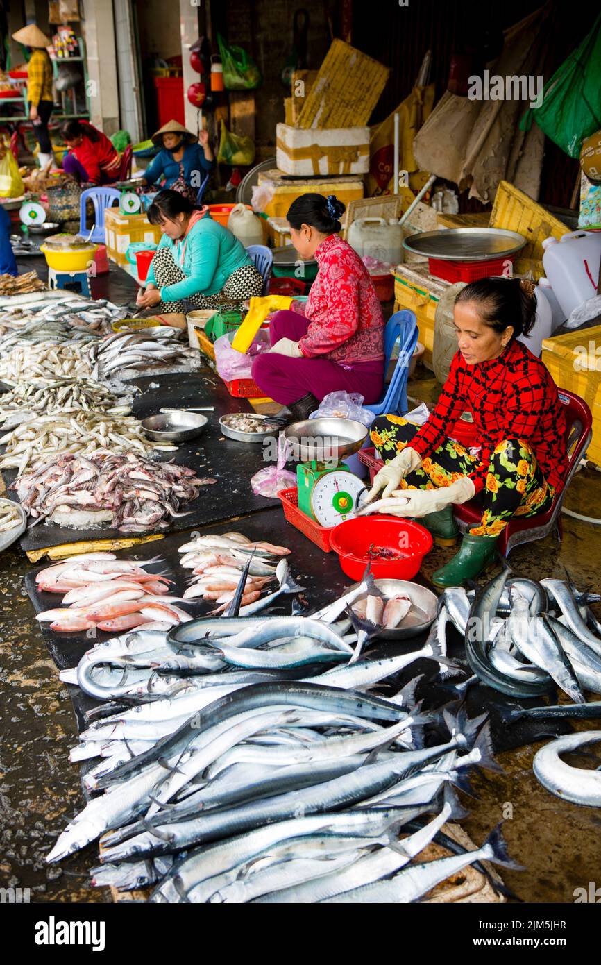 Duong Dong, Isla Phu Quoc, Vietnam - 25 de enero de 2018: Vendedores del mercado vietnamita que venden mariscos frescos en el mercado de Duong Dong ubicado en Duong Don Foto de stock