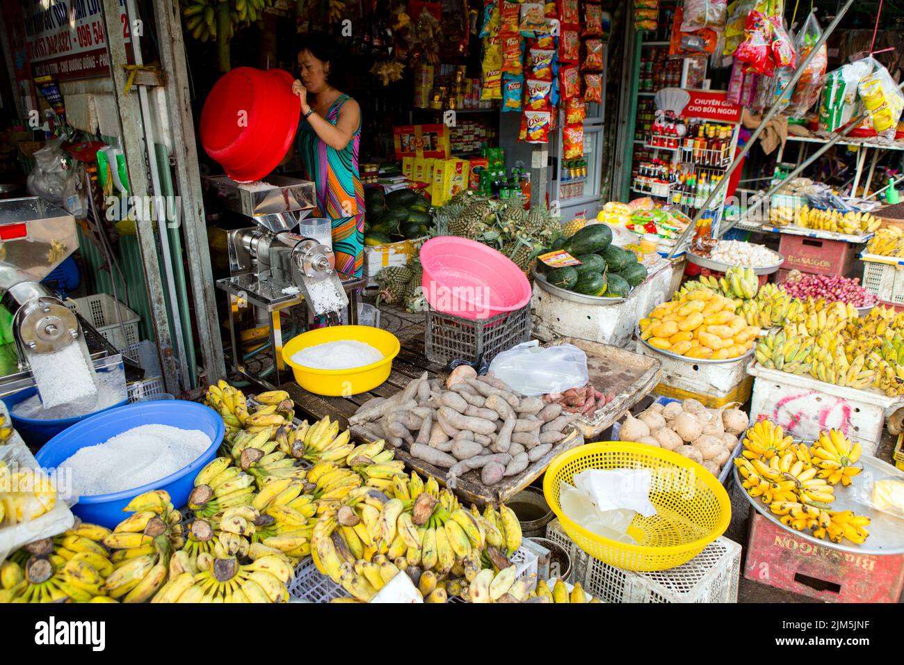 Duong Dong, Phu Quoc Island, Vietnam - 25 de enero de 2018: Vendedor vietnamita de frutas y verduras frescas en el mercado de Duong Dong Foto de stock