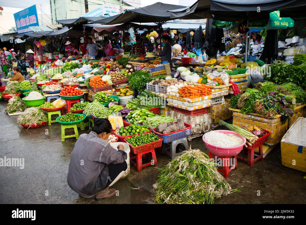 Duong Dong, Phu Quoc Island, Vietnam - 25 de enero de 2018: Vendedores vietnamitas del mercado que venden verduras frescas en el mercado de Duong Dong situado en Duong Foto de stock
