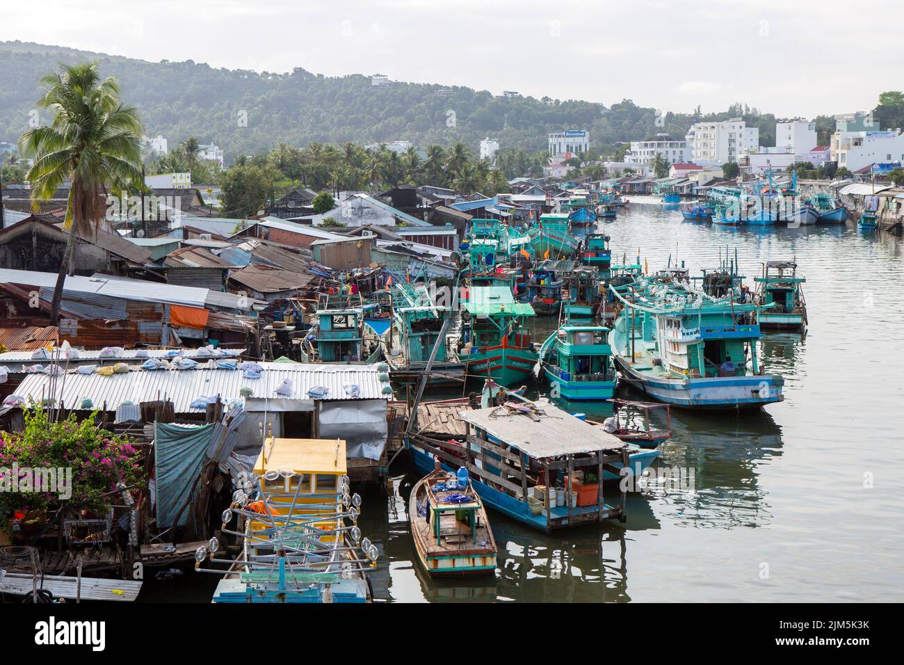 Phu Quoc, Vietnam - 25 de enero de 2018: Barcos de pesca vietnamitas en el río Duong Dong ubicado en la ciudad de Duong Dong en la isla Phu Quoc, Vietnam. Foto de stock
