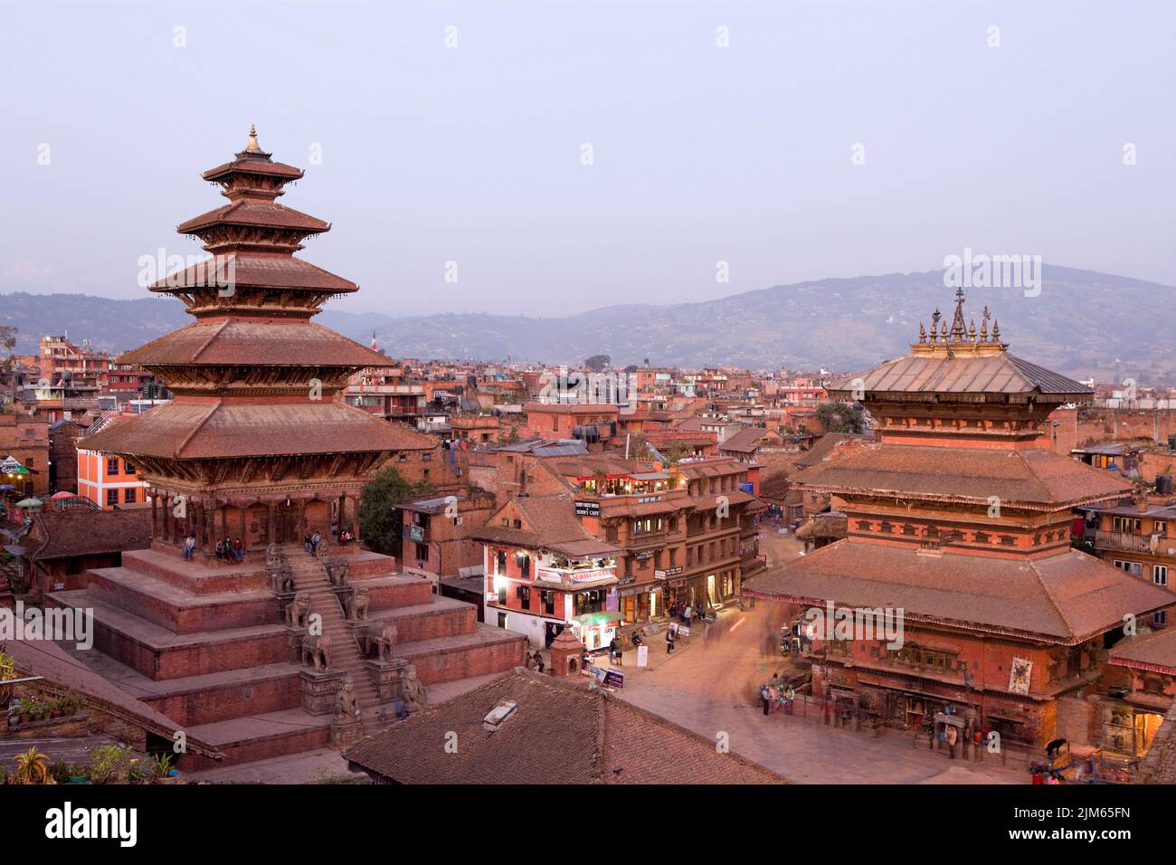 Bhaktapur, Nepal - 28 de octubre de 2012: Nyatapola Temple es una pagoda situada en la ciudad de Bhaktapur, Nepal. El templo es declarado Patrimonio de la Humanidad por la UNESCO. Foto de stock