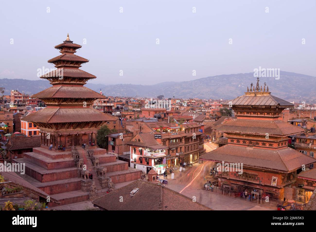 Bhaktapur, Nepal - 28 de octubre de 2012: Nyatapola Temple es una pagoda situada en la ciudad de Bhaktapur, Nepal. El templo es declarado Patrimonio de la Humanidad por la UNESCO. Foto de stock