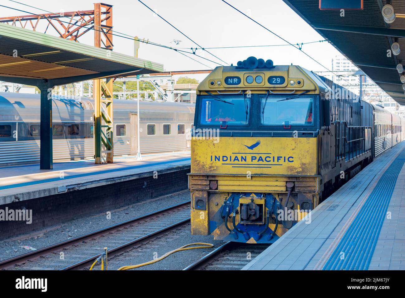 El tren Indian Pacific llega a la Estación Central en Sydney después de viajar 4352 kilómetros en su viaje regular desde Perth, Australia Occidental Foto de stock