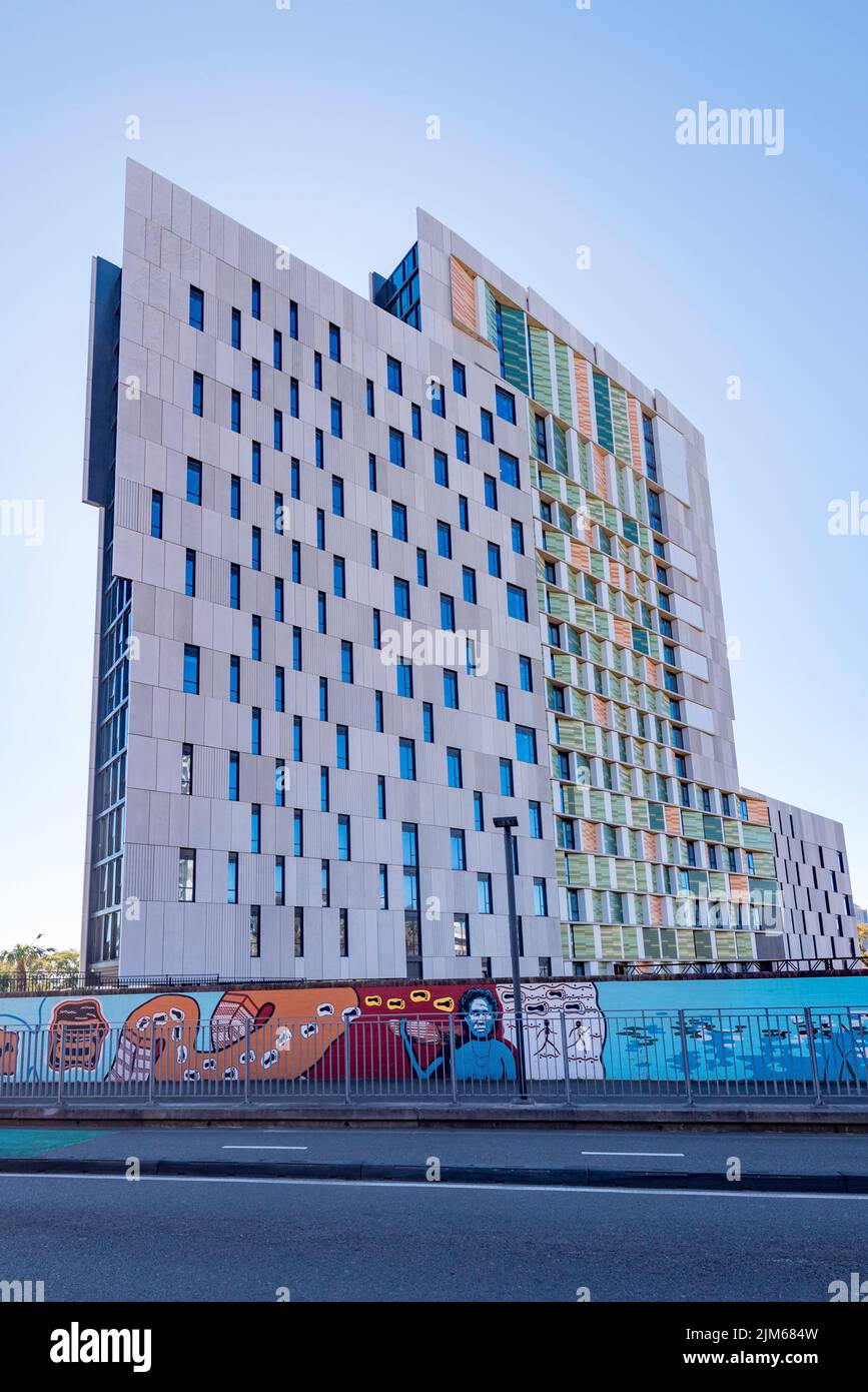 Anteriormente conocido como The Block, el Proyecto Pemulwuy de la Aborigen Housing Company se inauguró en 2020 con viviendas asequibles y alojamiento para estudiantes Foto de stock