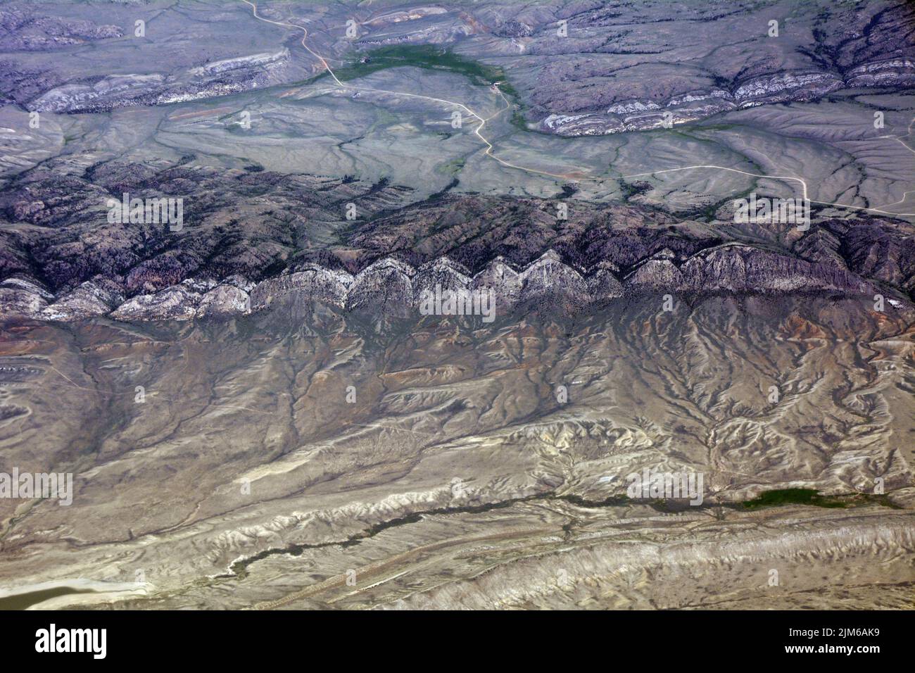 Vista aérea de las montañas Bennett y Saylor Creek en el alto desierto semiárido del condado Carbon, al sur de Wyoming, Estados Unidos Foto de stock