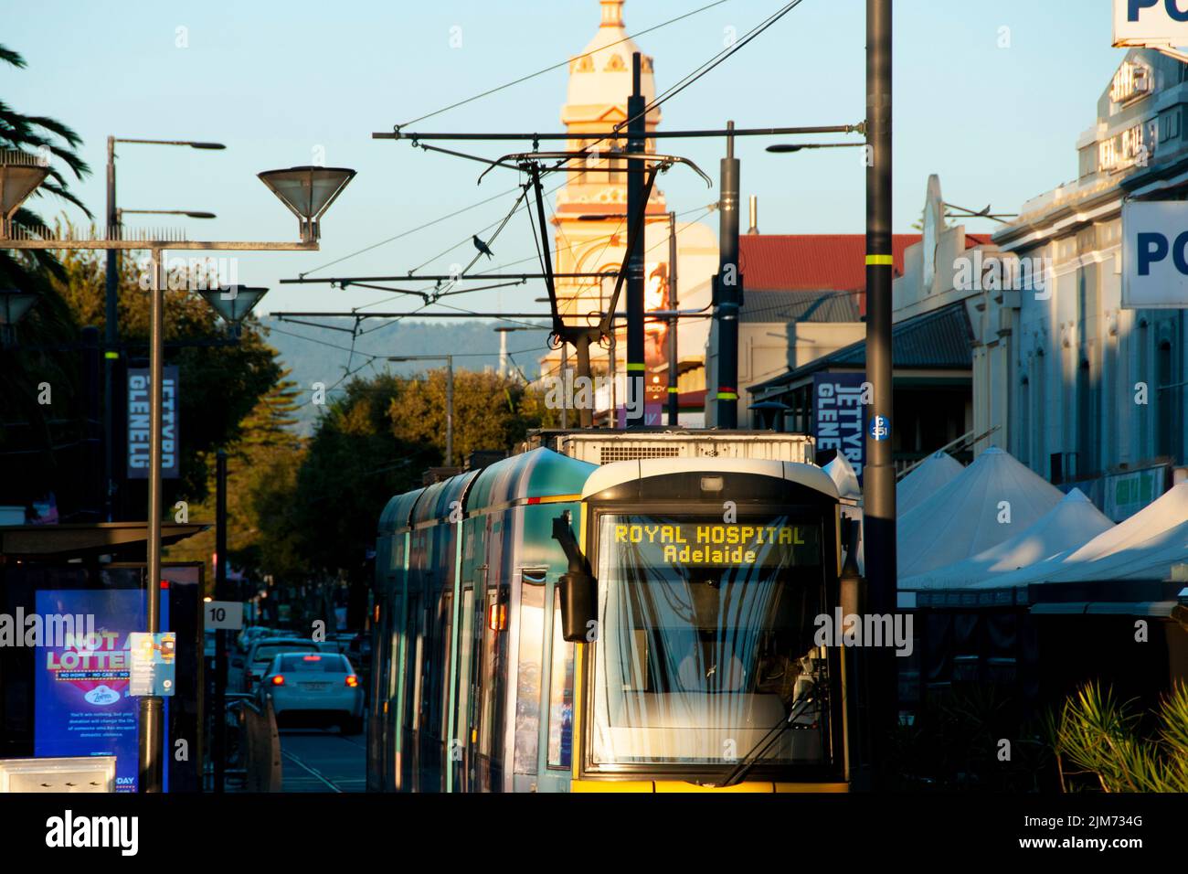 Glenelg, Australia - 2 de mayo de 2022: Tranvía desde Adelaida Foto de stock