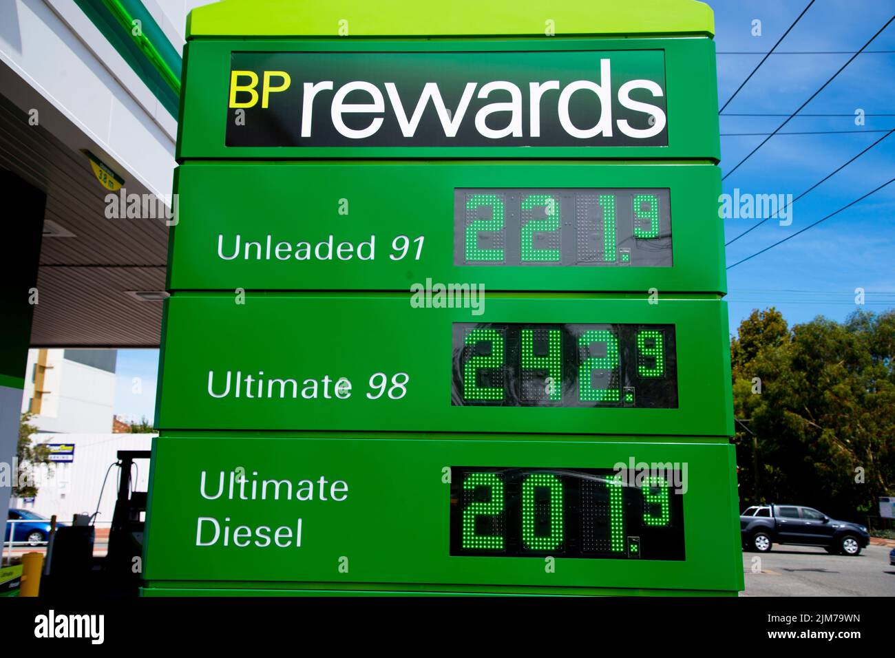 Perth, Australia - 9 de marzo de 2022: Precios de combustible récord en la gasolinera BP Foto de stock
