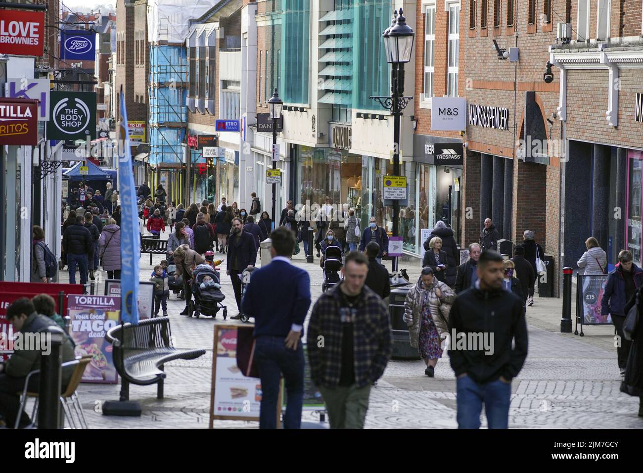 Foto del archivo fechada el 11/02/22 de personas caminando por Peascod Street en Windsor, Berkshire. Los minoristas escoceses tuvieron un mes de julio decepcionante, ya que la afluencia de público descendió en comparación con junio. Los datos del Scottish Retail Consortium (SRC) mostraron que la caída fue un 16,5% inferior a los niveles pre-pandémicos y un 0,7% peor que en junio.Fecha de emisión: Viernes 5 de agosto de 2022. Foto de stock