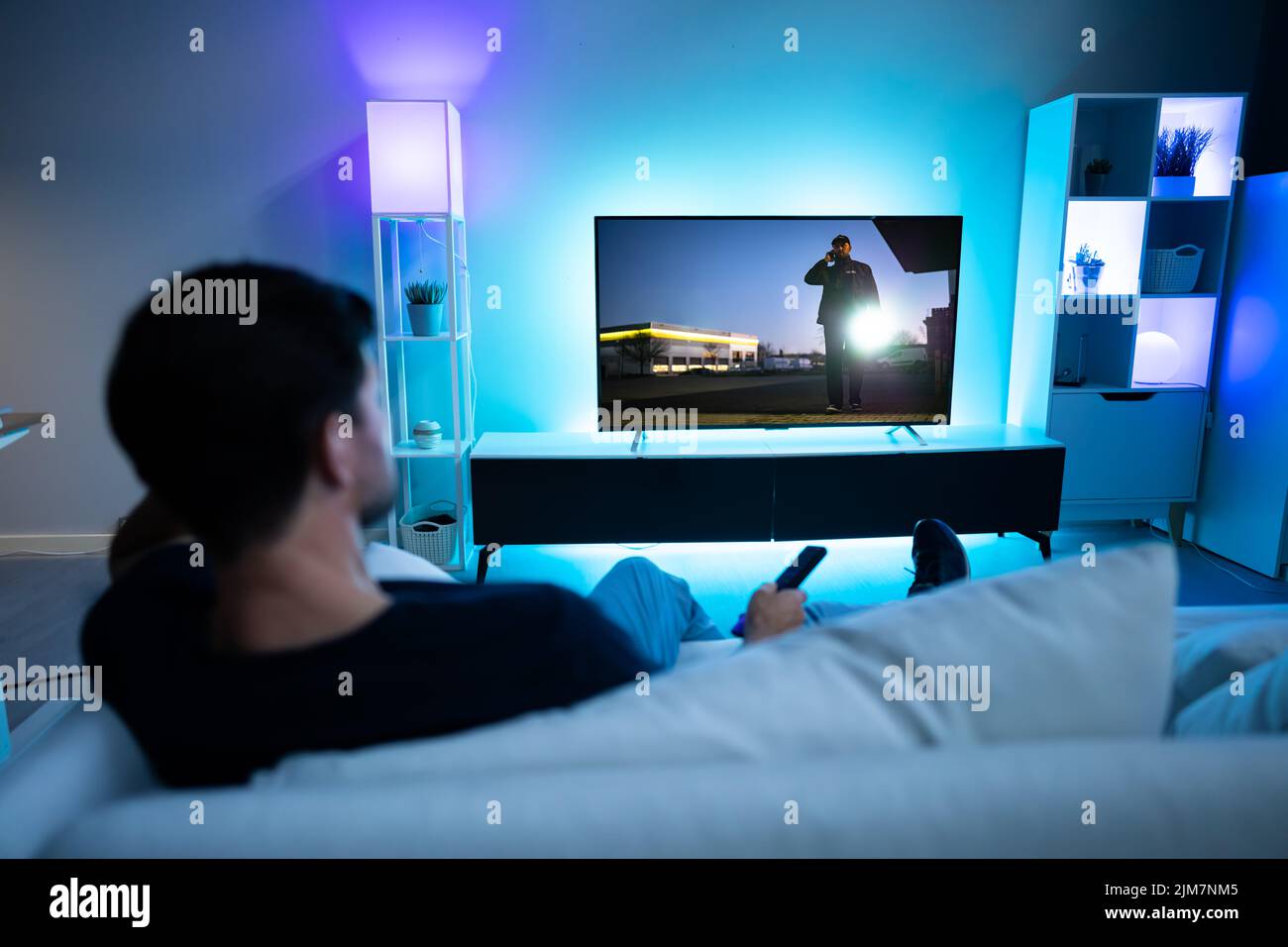 Reproducción y visualización de películas en la pantalla del televisor Foto de stock