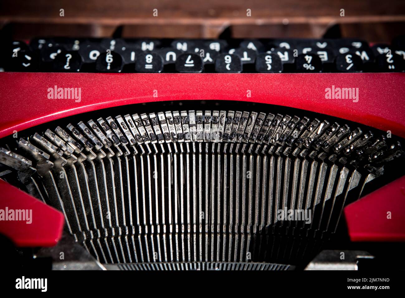 Máquina de escribir roja vintage. Primer plano de las barras de tipos Foto de stock