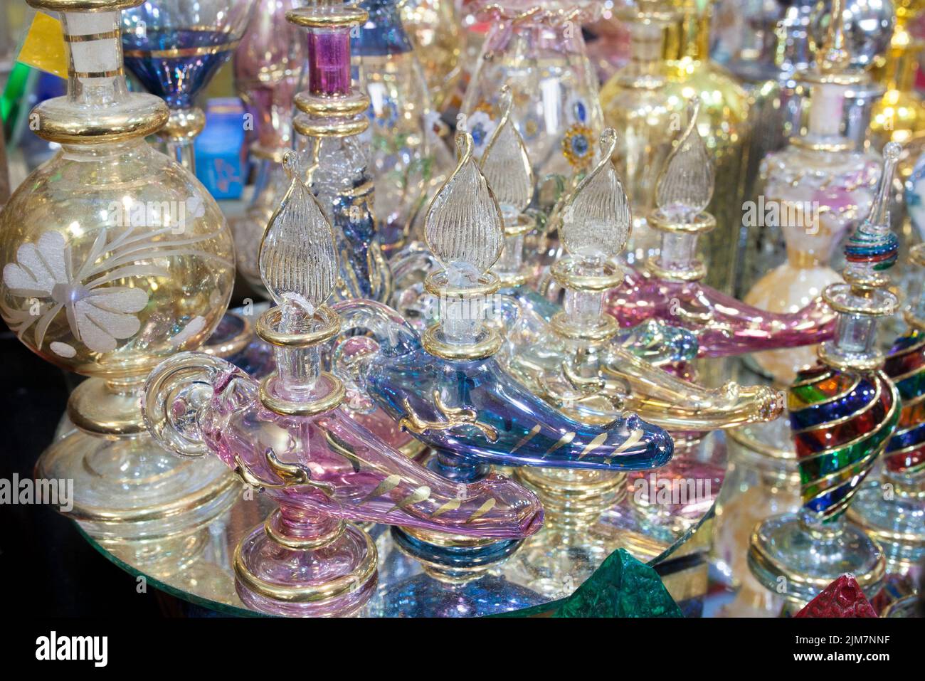 Contenedores de cristal de aromas árabes. Concepto de perfumes orientales Foto de stock