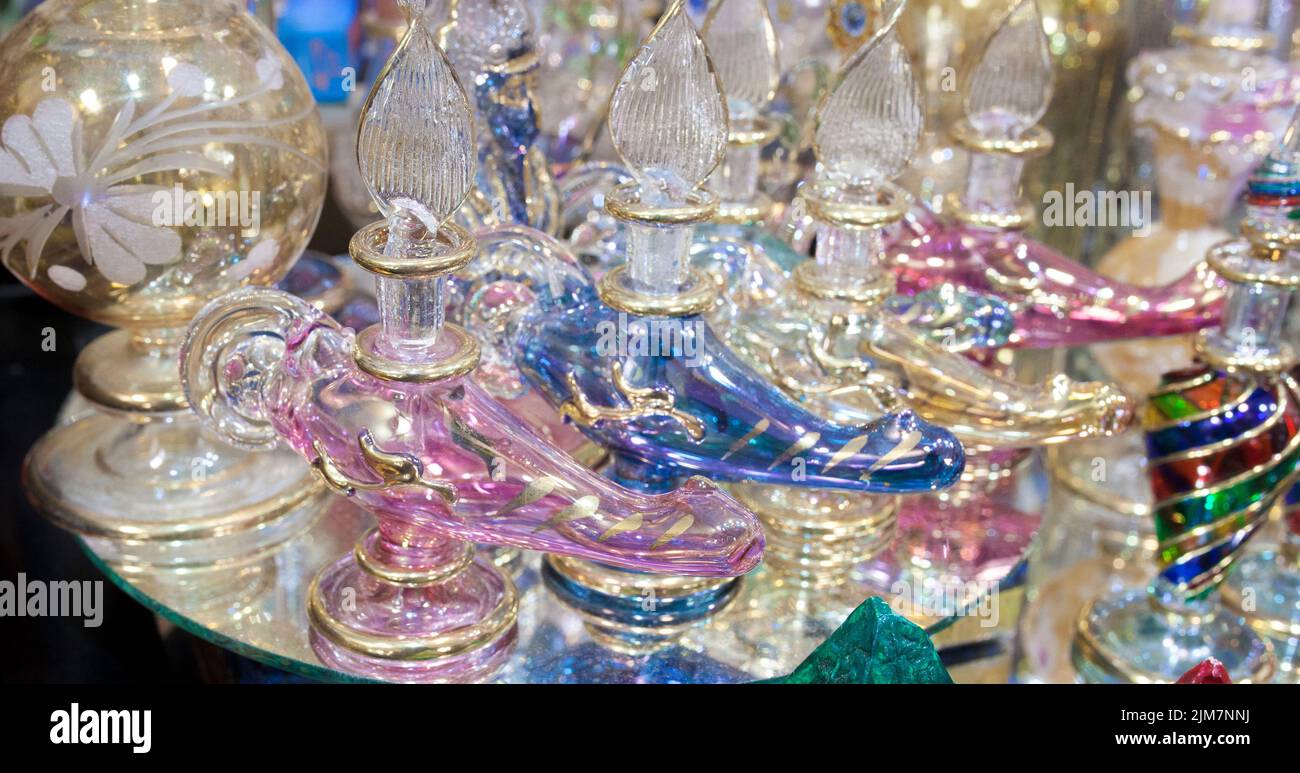 Contenedores de cristal de aromas árabes. Concepto de perfumes orientales Foto de stock