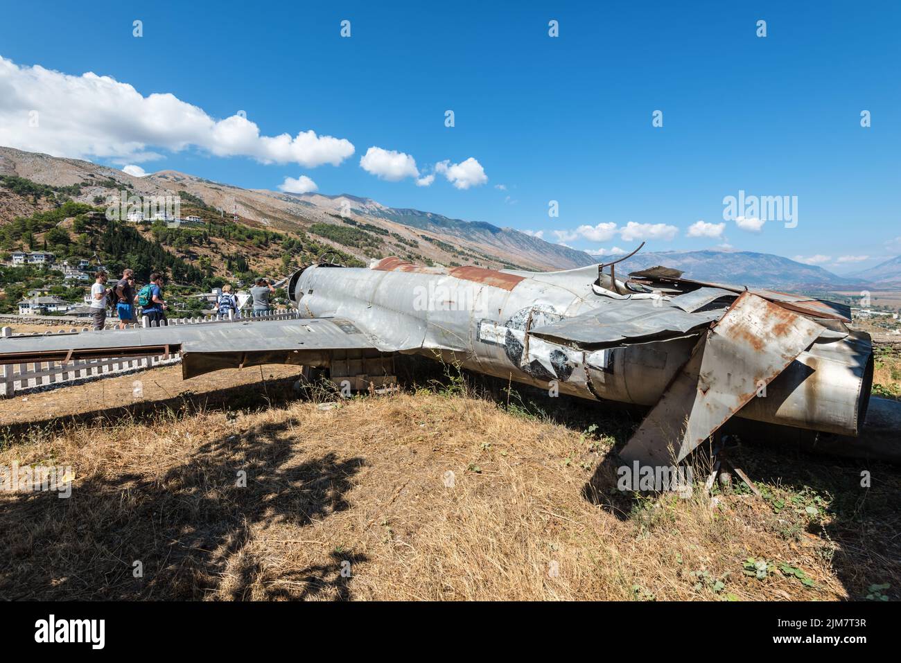Gjirokaster, Albania - 10 de septiembre de 2022: Turistas cerca del avión americano Lockheed T-33 Shooting Star exhibidos en el Museo de Armas de Gjirokastra Foto de stock