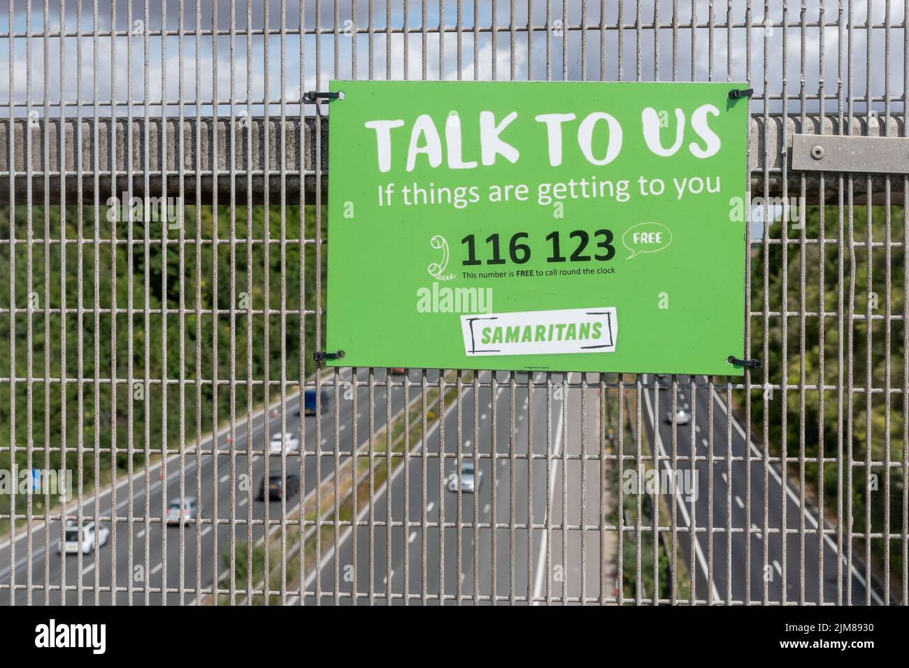 Samaritanos firmar o aviso en el puente de la autopista M3, tratando de prevenir los suicidios, Inglaterra, Reino Unido Foto de stock