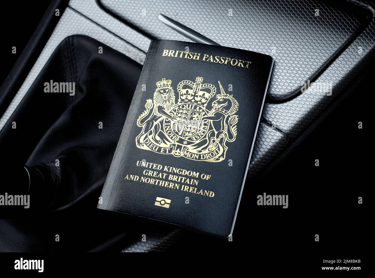 nuevo pasaporte británico en el interior del vehículo de motor Foto de stock