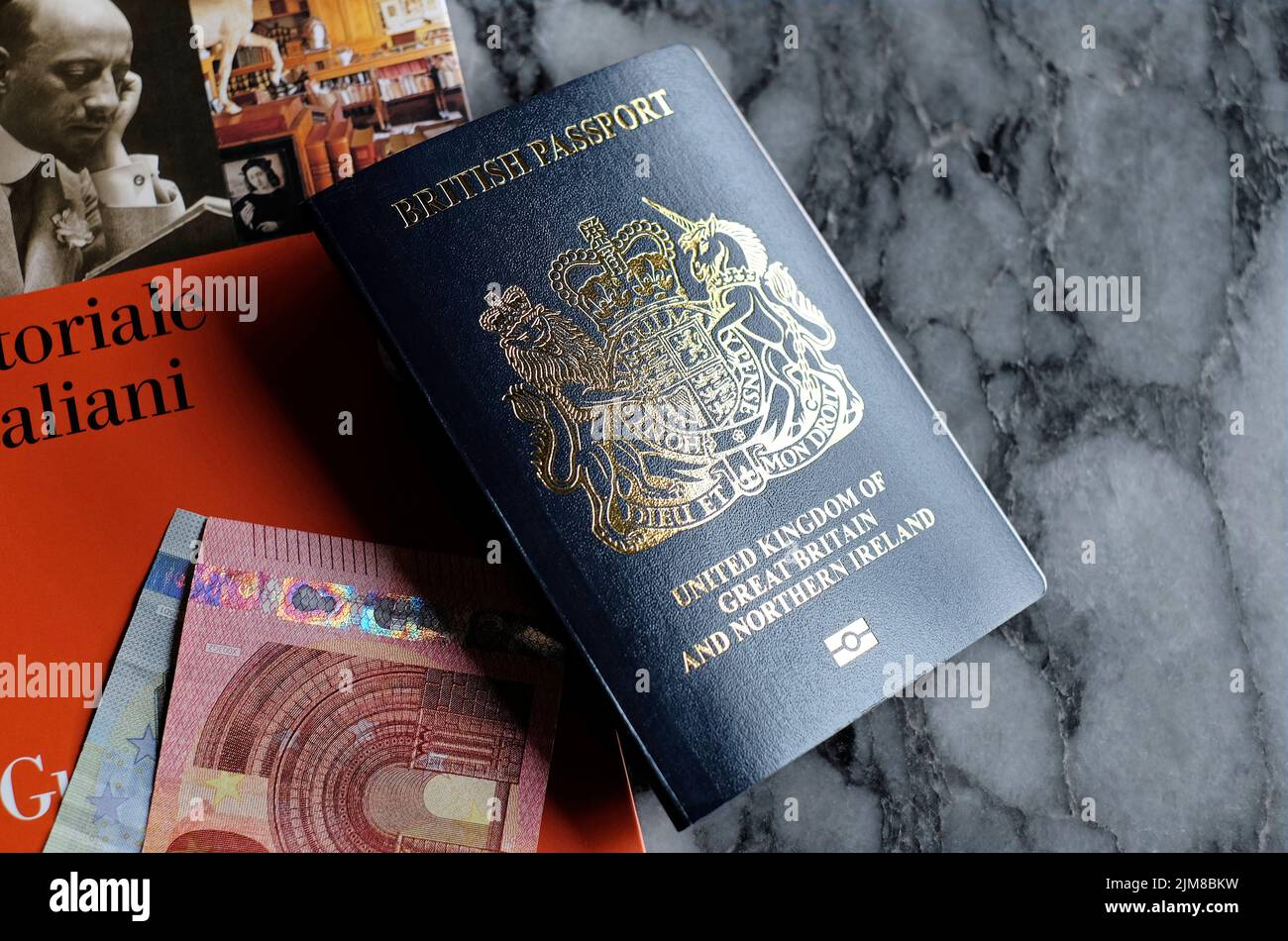nuevo pasaporte británico en guías de viaje Foto de stock