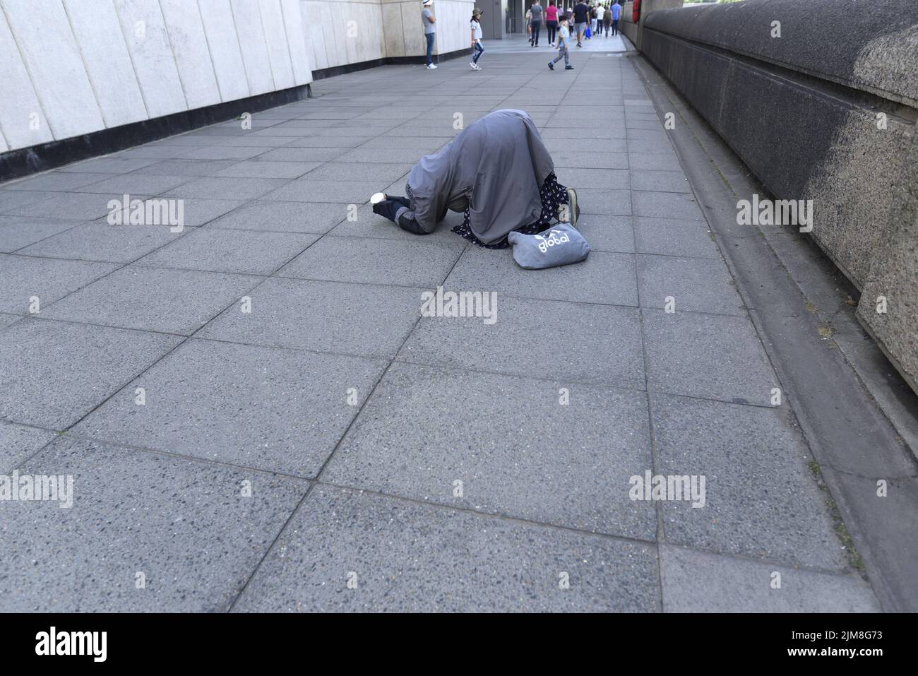 Londres, Inglaterra, Reino Unido. Mujer sin hogar mendigando en el South Bank Foto de stock