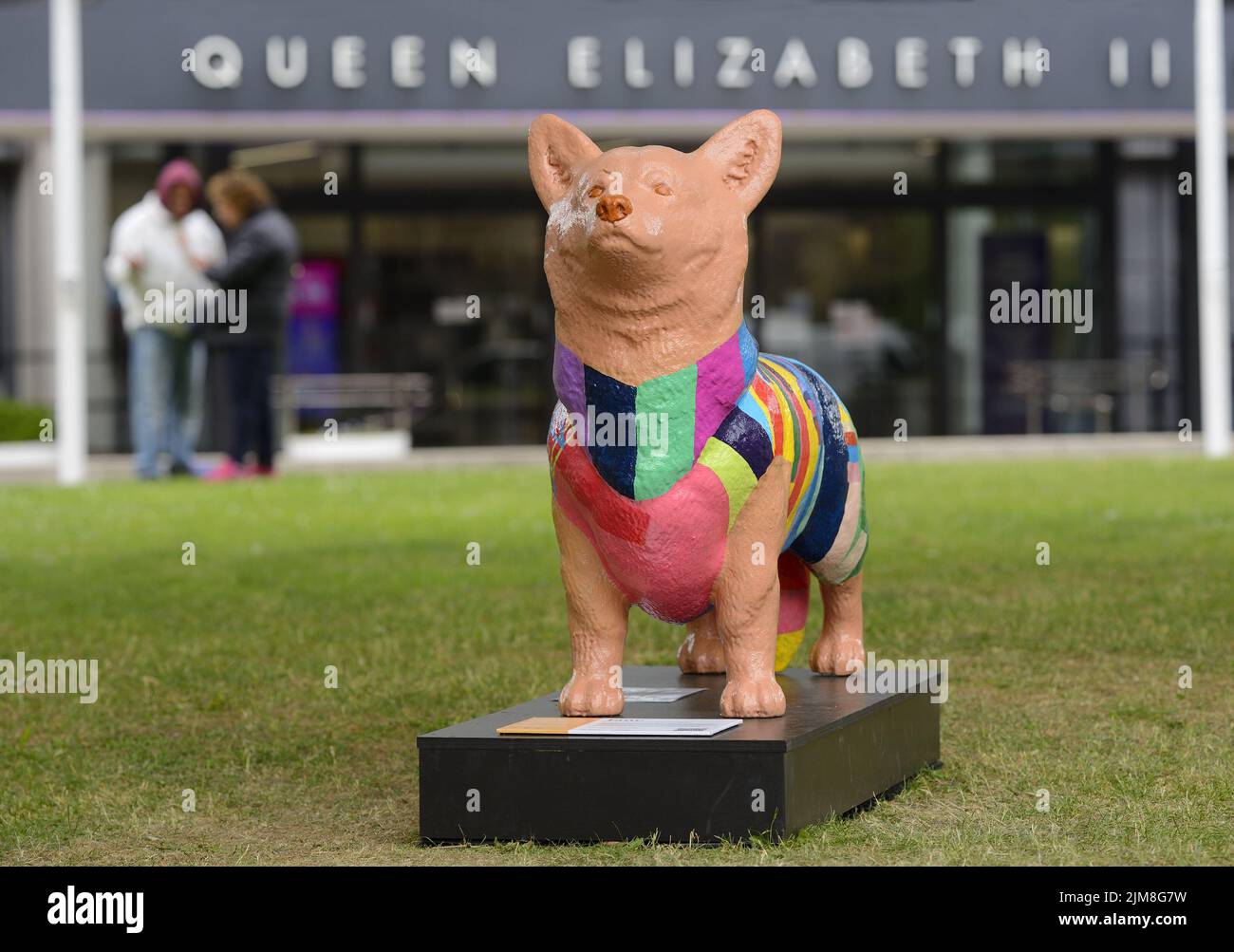 Londres, Inglaterra, Reino Unido. Estatua de perro Corgi ('Jane' - de Rowena Mallet) instalada fuera del Centro Reina Isabel II en Westminster como parte de la Reina' Foto de stock