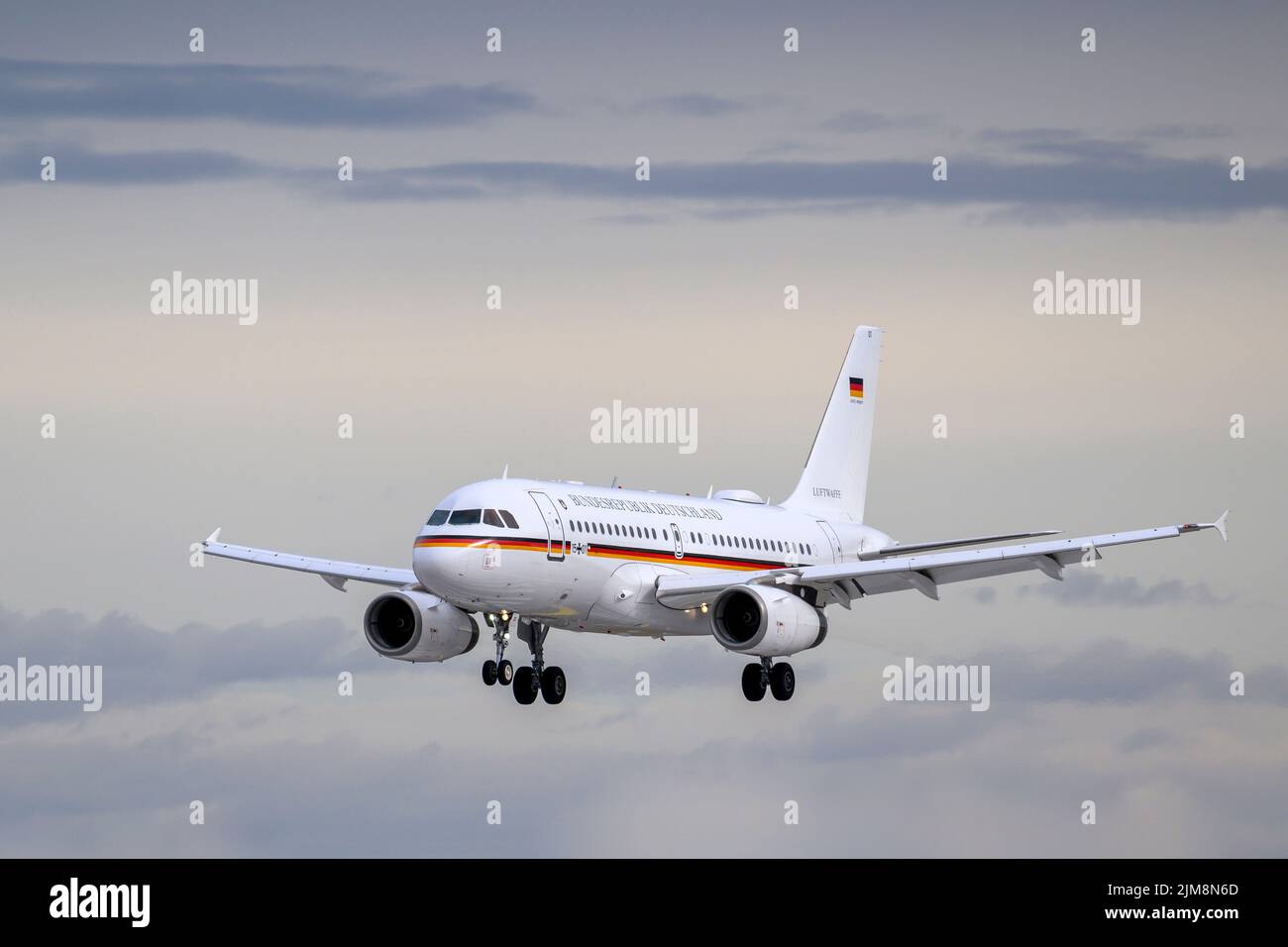 Munich, Alemania - Febrero de 20. 2022 : Fuerza Aérea Alemana Airbus A319-133 con el registro de aeronaves 15+02 aterrizará en la pista sur 26L de t Foto de stock