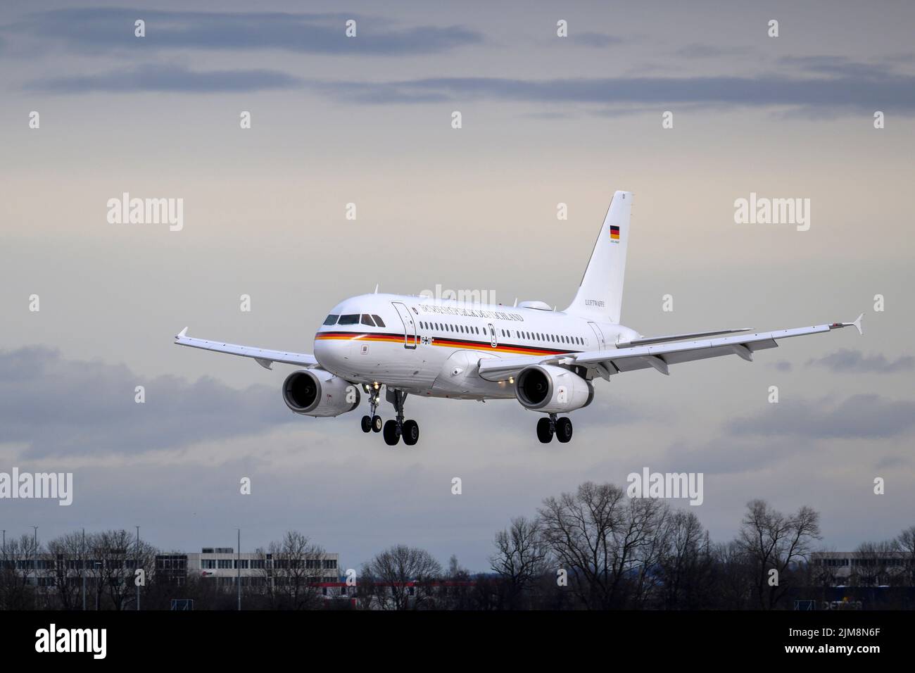 Munich, Alemania - Febrero de 20. 2022 : Fuerza Aérea Alemana Airbus A319-133 con el registro de aeronaves 15+02 aterrizará en la pista sur 26L de t Foto de stock