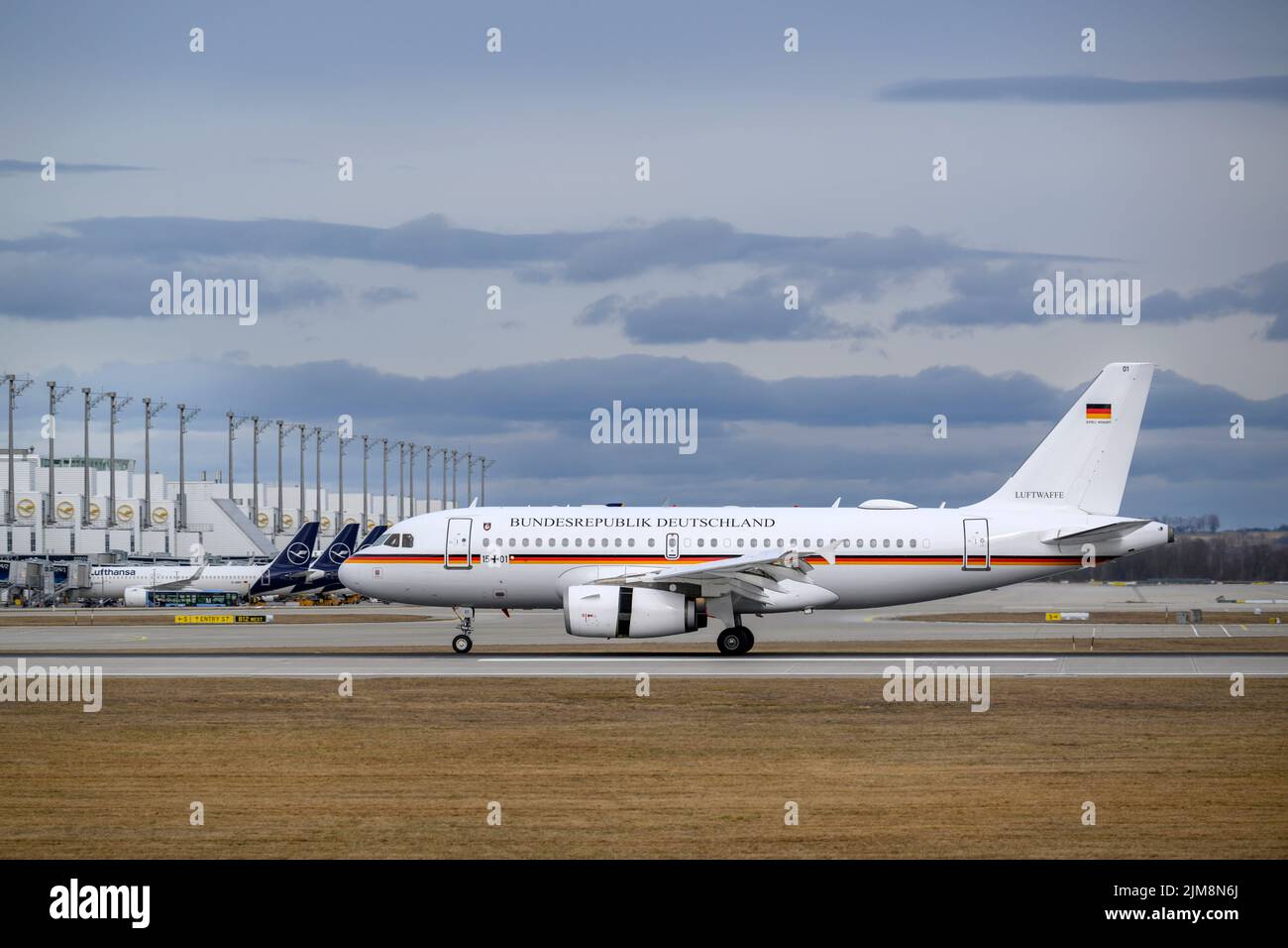 Munich, Alemania - Febrero de 20. 2022 : Fuerza Aérea Alemana Airbus A319-133 con el registro de aeronaves 15+02 aterrizará en la pista sur 26L de t Foto de stock