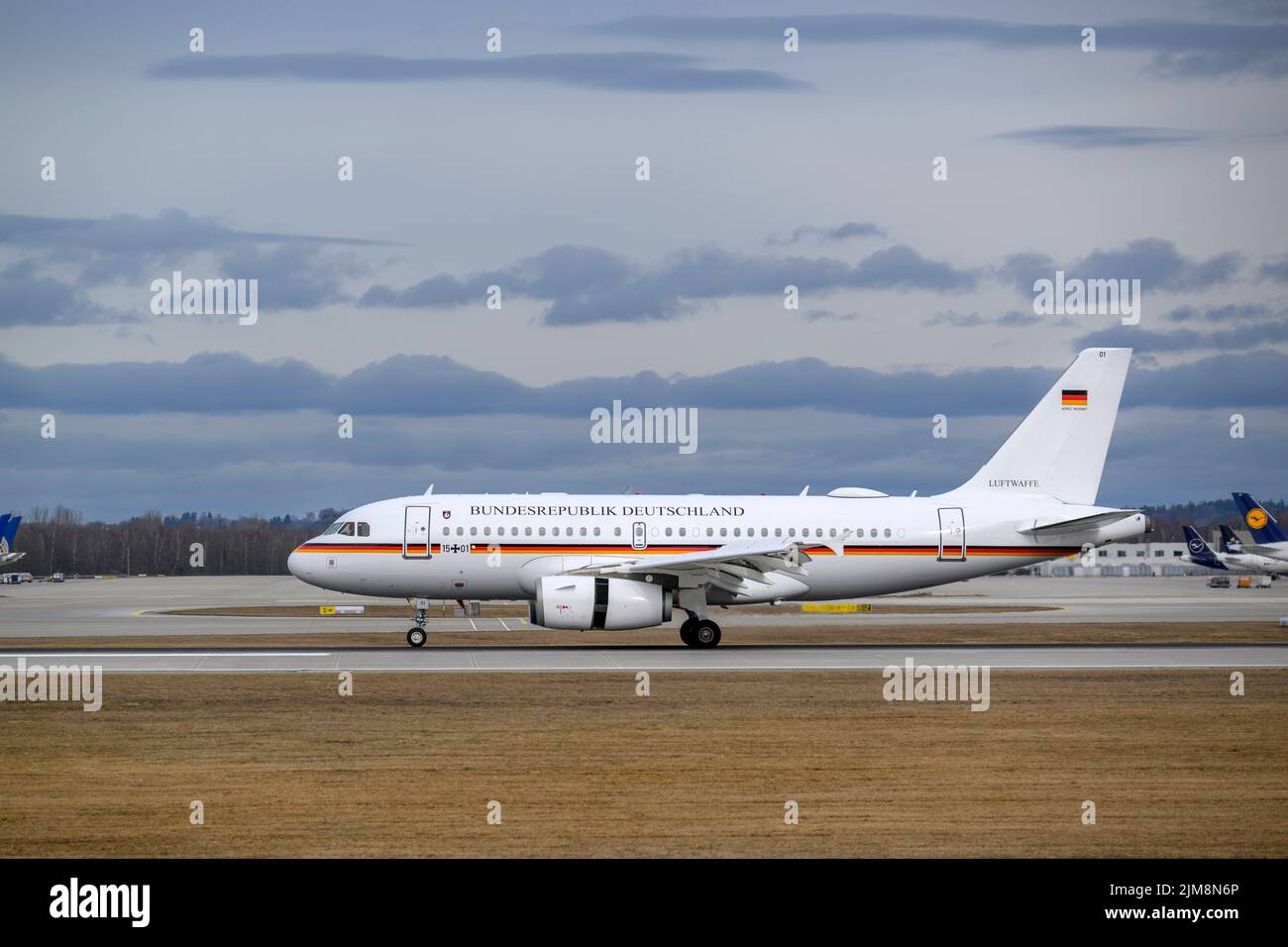 Munich, Alemania - Febrero de 20. 2022 : Fuerza Aérea Alemana Airbus A319-133 con el registro de aeronaves 15+02 aterrizará en la pista sur 26L de t Foto de stock