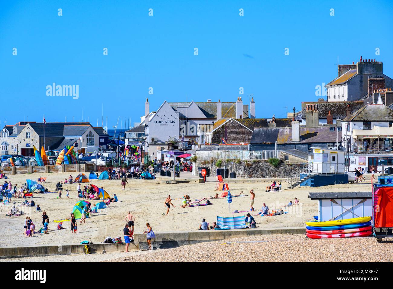 Lyme Regis, Dorset, Reino Unido. 5th de Ago de 2022. Clima en el Reino Unido: Los turistas disfrutan de una mañana relajante en la playa en el complejo costero de Lyme Regis mientras el cálido y soleado vuelve. Crédito: Celia McMahon/Alamy Live News Foto de stock
