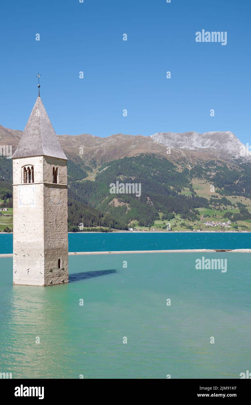 Iglesia hundida en el lago Reschensee, Tirol del Sur Foto de stock