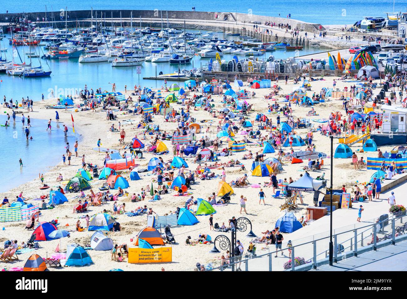 Lyme Regis, Dorset, Reino Unido. 5th de Ago de 2022. Clima en el Reino Unido: Las multitudes de turistas y bañistas acuden a la playa para disfrutar del sol abrasador en la localidad costera de Lyme Regis. Crédito: Celia McMahon/Alamy Live News Foto de stock