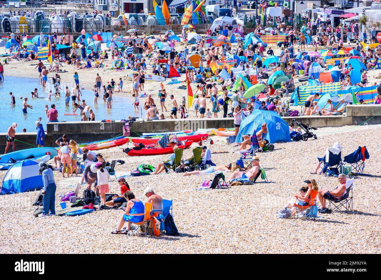 Lyme Regis, Dorset, Reino Unido. 5th de Ago de 2022. Clima en el Reino Unido: Las multitudes de turistas y bañistas acuden a la playa para disfrutar del sol abrasador en la localidad costera de Lyme Regis. Crédito: Celia McMahon/Alamy Live News Foto de stock