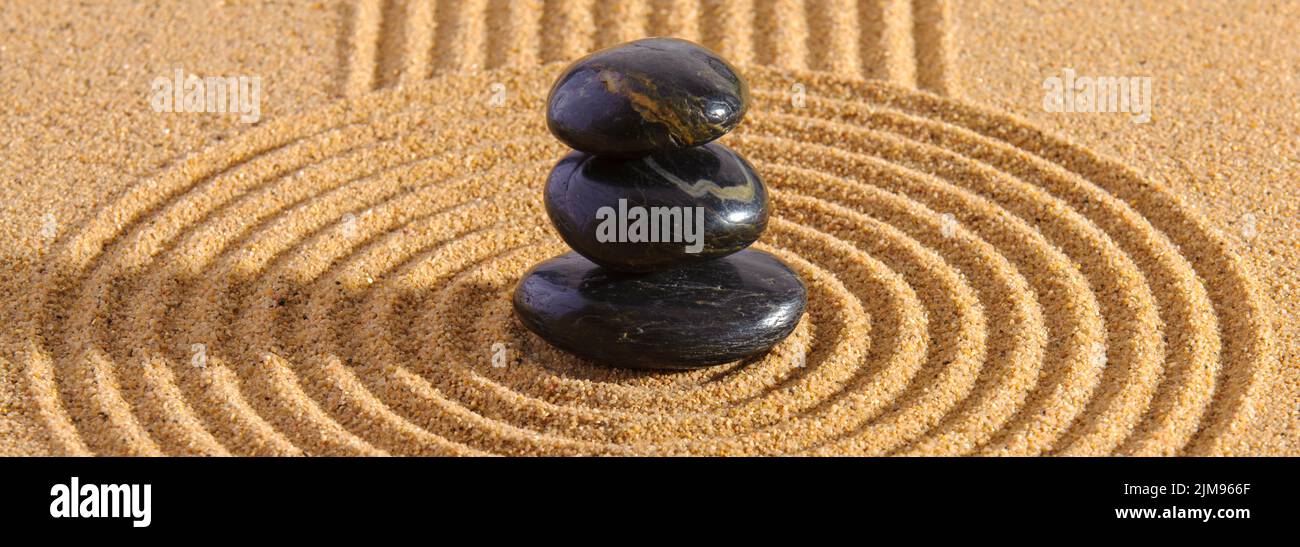 Jardín japonés zen con piedras en la arena Foto de stock