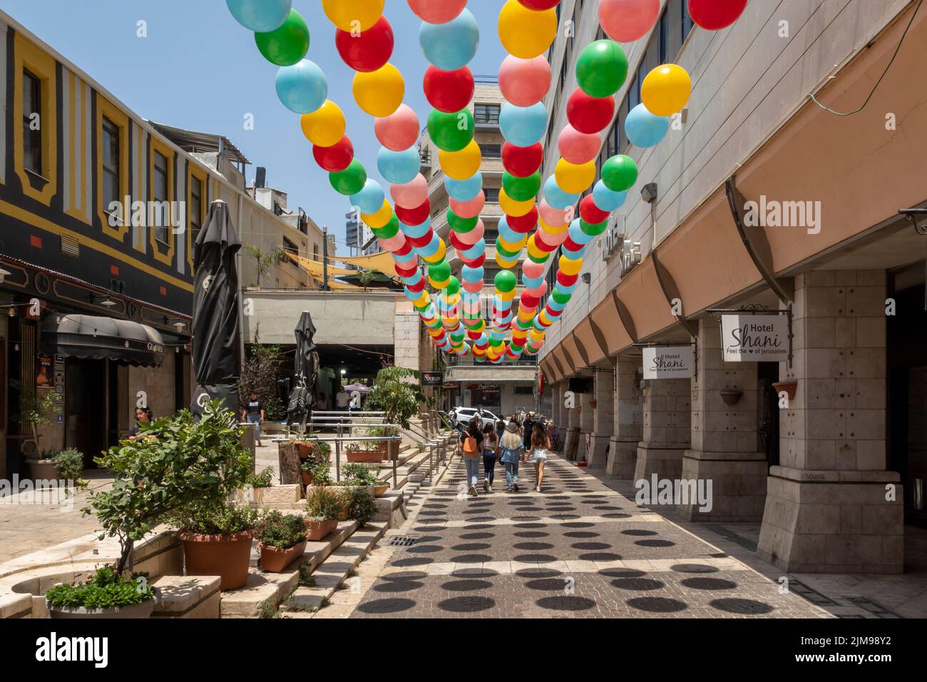 Globos de colores están suspendidos sobre un callejón peatonal en Jerusalén Oeste Israel Foto de stock