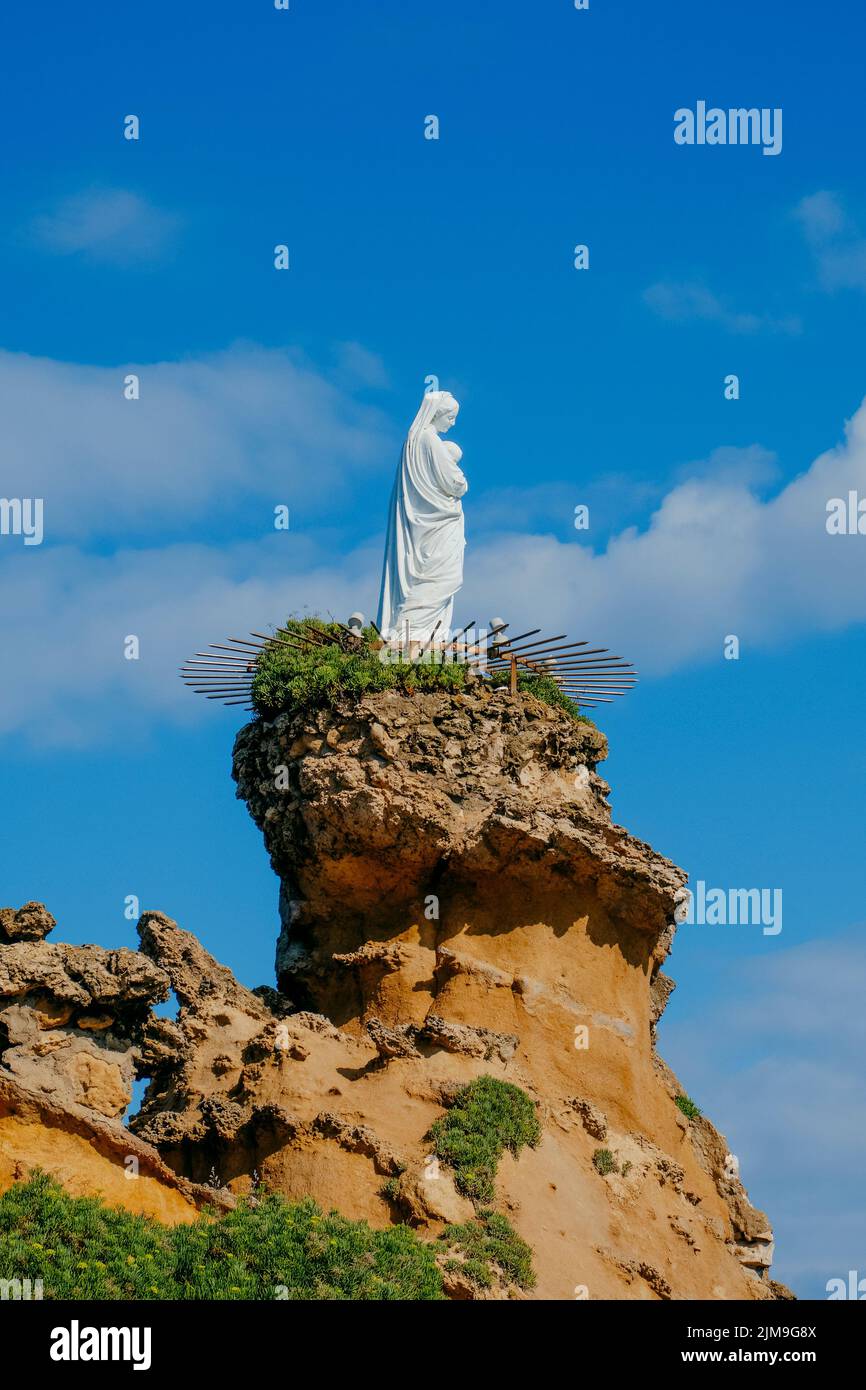 Detalle de la cima del Rocher de la Vierge en Biarritz, Francia, una peculiar formación rocosa en el océano Atlántico coronado con la imagen de la Virgen Foto de stock