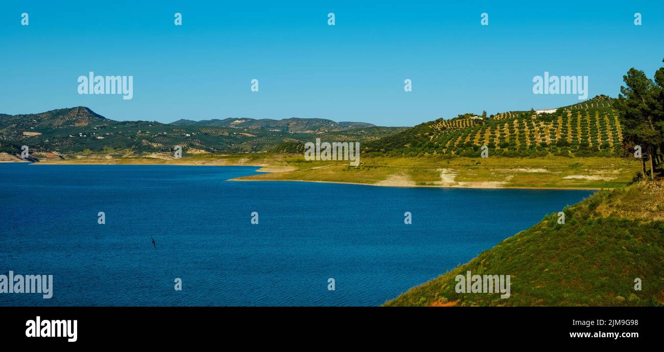 Vista sobre el embalse de Iznajar, en Andalucía, España, en primavera, en formato panorámico para utilizar como banner web o cabecera Foto de stock
