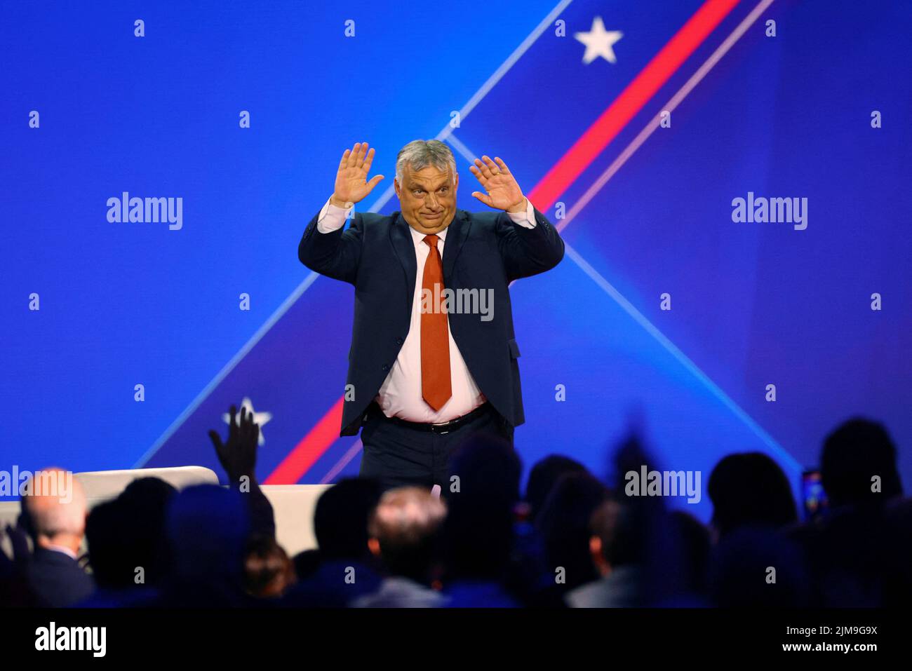 Viktor Orban, Primer Ministro de Hungría, hace gestos ante la audiencia después de hablar en la Conferencia de Acción Política Conservadora (CPAC) en Dallas, Texas, EE.UU., 4 de agosto de 2022. REUTERS/Brian Snyder Foto de stock