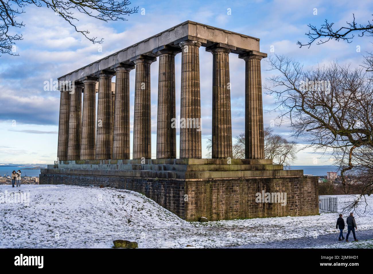 Monumento Nacional de Escocia con una cubierta de nieve en Calton Hill en Edimburgo, Escocia, Reino Unido Foto de stock