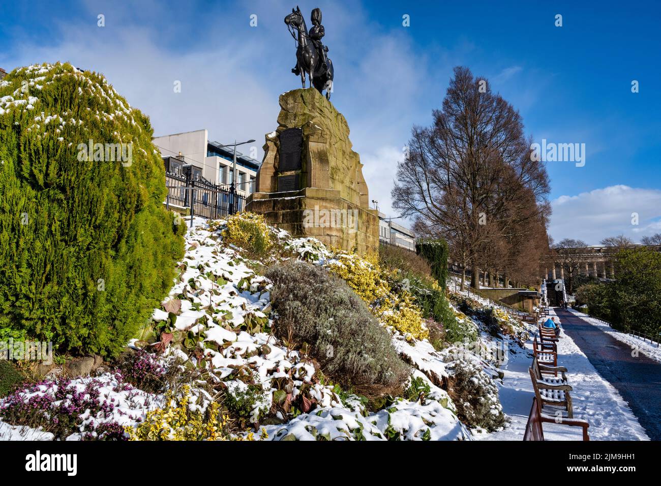 El Monumento a los Grises Reales Escocesos, con una capa de nieve en los jardines de West Princes Street en Edimburgo, Escocia, Reino Unido Foto de stock