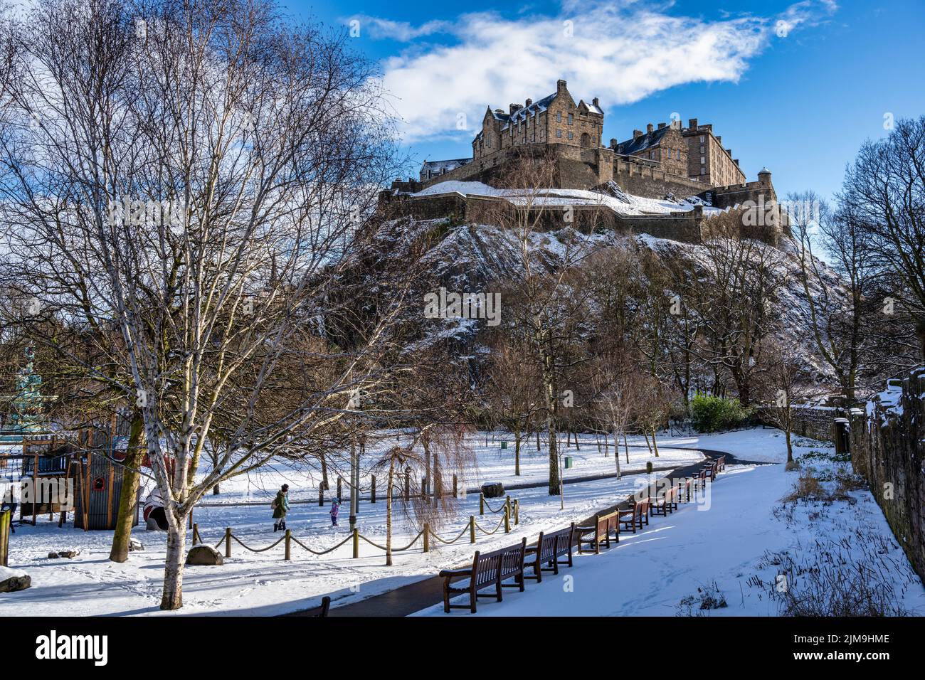 Castillo de Edimburgo, con una capa de nieve de los jardines de West Princes Street con una capa de nieve en Edimburgo, Escocia, Reino Unido Foto de stock